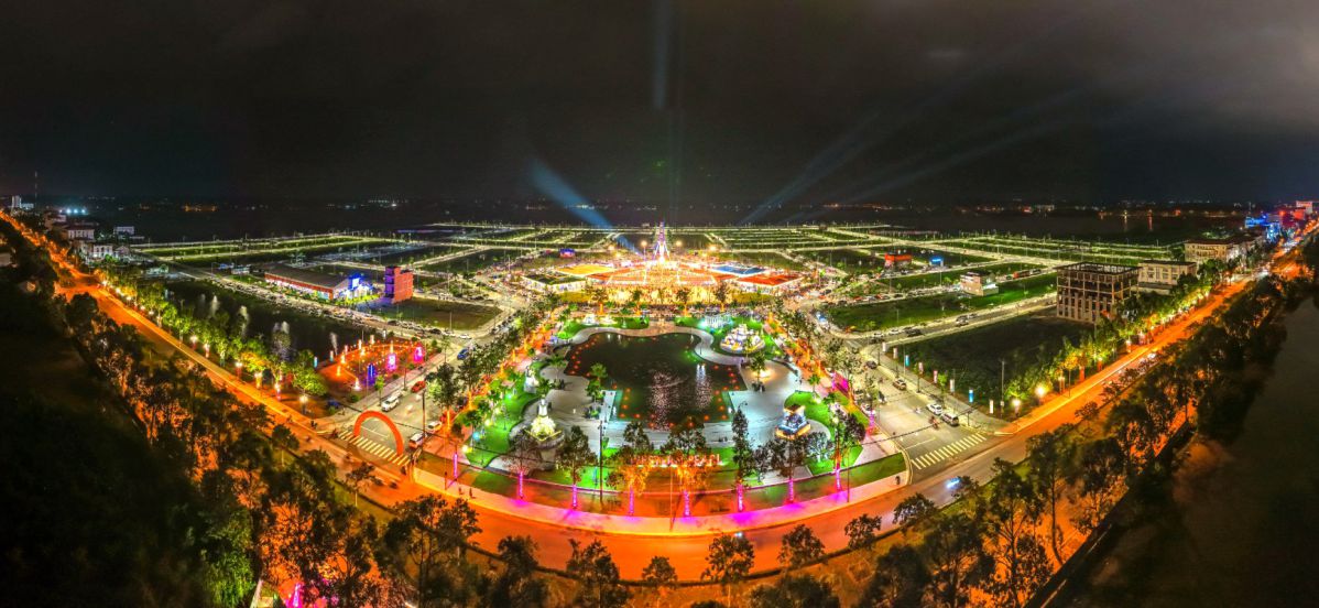 ảnh bay flycam dự án Cát Tường Western Pearl vào buổi tối khi diễn ra chợ đêm