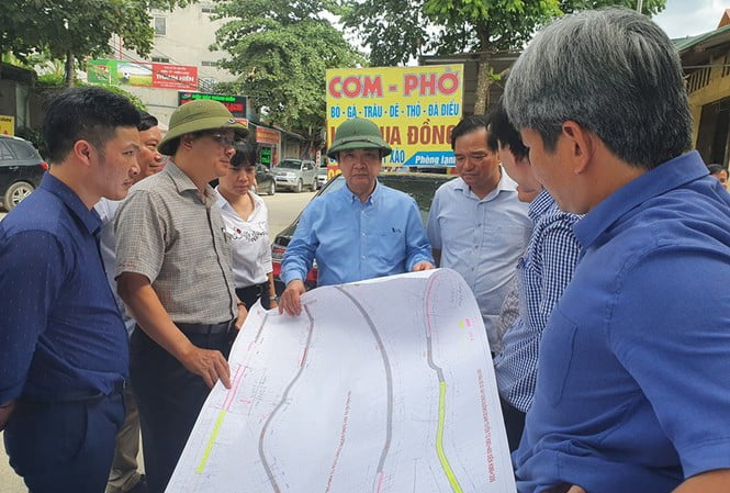 Chiều 16/6, lãnh đạo UBND thành phố Hà Nội đã đi kiểm tra dự án giao thông cấp bách và làm việc với chính quyền địa phương là UBDN huyện Ba Vì. Tại công trường dự án mở rộng đường Tản Lĩnh – Yên Bài (Đại lộ Thăng Long đi trung tâm Ba Vì), lãnh đạo UBND thành phố yêu cầu phải hoàn thành trước dịp 2/9 năm nay. Tại công trường dự án, ông Phạm Hoàng Tuấn, Giám đốc Ban QLDA Đầu tư xây dựng công trình giao thông Hà Nội cho biết, dự án cải tạo, nâng cấp đường Tản Lĩnh-Yên Bài, được khởi công và bắt đầu triển khai thi công ở hiện trường từ ngày 6/10/2019. Tuyến đường dự án bắt đầu từ Đại lộ Thăng Long dẫn vào đến thị trấn Yên Bài huyện Ba Vì, dài 8,2 km. Sau khi hoàn thành mở rộng, tuyến đường sẽ có mặt cắt ngang 12m, tốc độ thiết kế 60km/h. Dự án có tổng mức đầu tư là 206 tỷ đồng bằng nguồn tiền ngân sách và được xếp vào dự án trọng điểm. Qua hơn 8 tháng thi công, hiện dự án đã hoàn thành trên 55% khối lượng công việc, hiện còn 4 điểm vướng mắc liên quan đến công tác GPMB trên địa bàn huyện Ba Vì và thị xã Sơn Tây. Sau khi kiểm tra hiện trường của dự án, ông Nguyễn Thế Hùng, Phó Chủ tịch UBND thành phố Hà Nội cho rằng, dự án cải tạo, nâng cấp đường Tản Lĩnh-Yên Bài có ý nghĩa quan trọng, góp phần tăng cường năng lực giao thông cho khu vực phía Tây Thủ đô, tạo điều kiện kết nối trung tâm thành phố Hà Nội với các khu văn hóa, du lịch thuộc huyện Ba Vì như Rừng quốc gia Ba Vì, Ao Vua, Khoang Xanh-Suối Tiên, Làng Văn hóa-du lịch các dân tộc Việt Nam và đặc biệt là Khu di tích K9... Do vậy dự án được thành phố và Thủ tướng đặc biệt quan tâm. Để tháo gỡ những khó khăn đang tồn tại của dự án, giúp hoàn thành sớm tiến độ, ông Hùng yêu cầu UBND huyện Ba Vì và thị xã Sơn Tây tổ chức điều tra, triển khai các giải pháp và bàn giao các phần mặt bằng còn lại trước 30/7/2020. Với chủ đầu tư là Ban QLDA Đầu tư xây dựng công trình giao thông cần tổ chức triển khai thi công ngay khi mặt bằng được bàn giao, phấn đấu dự án hoàn thành trước 2/9/2020. Phó Chủ tịch UBND TP Nguyễn Thế Hùng ghi nhận Ba Vì thời gian qua đã tập trung cho công tác quy hoạch tuy nhiên tỷ lệ quy hoạch chung và quy hoạch chi tiết trên địa bàn vẫn còn ít so với thực tế. Phó Chủ tịch UBND TP Đề nghị Sở Quy hoạch Kiến trúc phối hợp cùng huyện rà soát đề xuất các quy hoạch vùng, quy hoạch ngành, hạ tầng…, cũng như việc điều chỉnh quy hoạch chung sao cho phù hợp thực tế địa phương để báo cáo UBND TP sớm phê duyệt. Làm việc với UBND huyện Ba Vì về lĩnh vực hạ tầng đô thị, ông Nguyễn Thế Hùng đề nghị các sở, ngành của thành phố nghiên cứu việc phân cấp quản lý cho huyện sao cho hợp lý. Cụ thể, Sở Xây dựng sớm nghiên cứu vùng cấp nước sạch cho các xã miền núi theo chủ trương của thành phố, đồng thời đề nghị huyện phấn đấu đến năm 2021 tỷ lệ người dân được sử dụng nước sạch nông thôn phải ở tỷ lệ cao nhất có thể. Với huyện Ba Vì, ông Hùng đề nghị địa phương cần xây dựng dự án cụ thể để chỉnh trang thị trấn Tây Đằng lên đô thị loại V, trên cơ sở đó đề xuất kinh phí để thành phố phê duyệt….