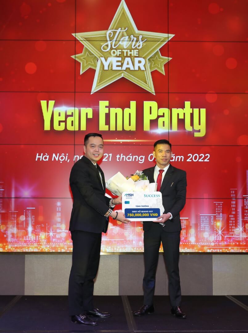 Chủ tịch HĐQT MSH Group trao thưởng cho Giám đốc Siêu thị Hồ Quang Huy