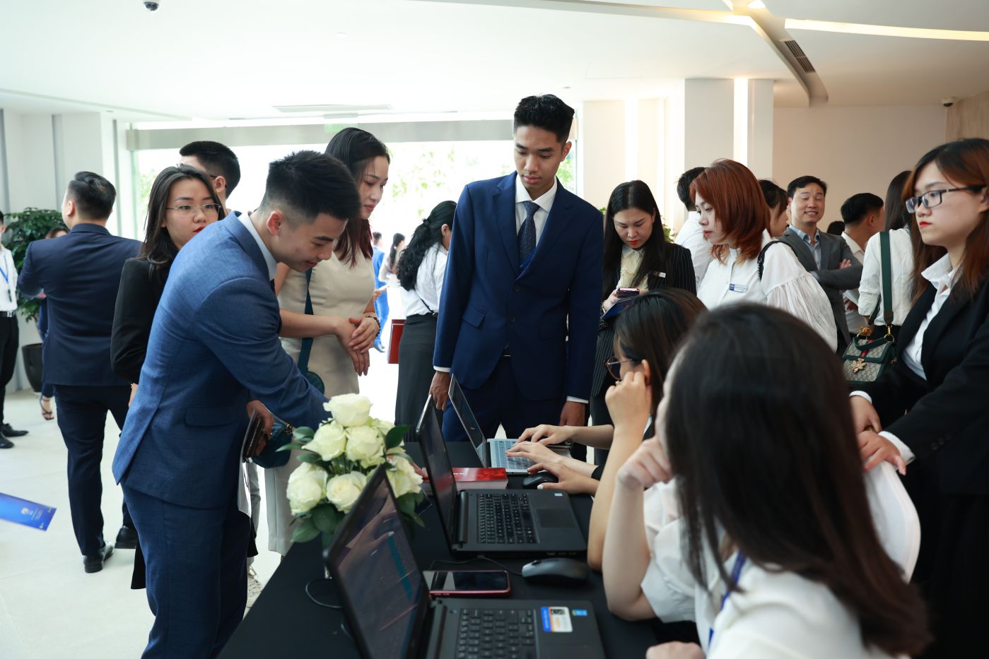 Các nhà đầu tư, khách hàng check-in tại sự kiện