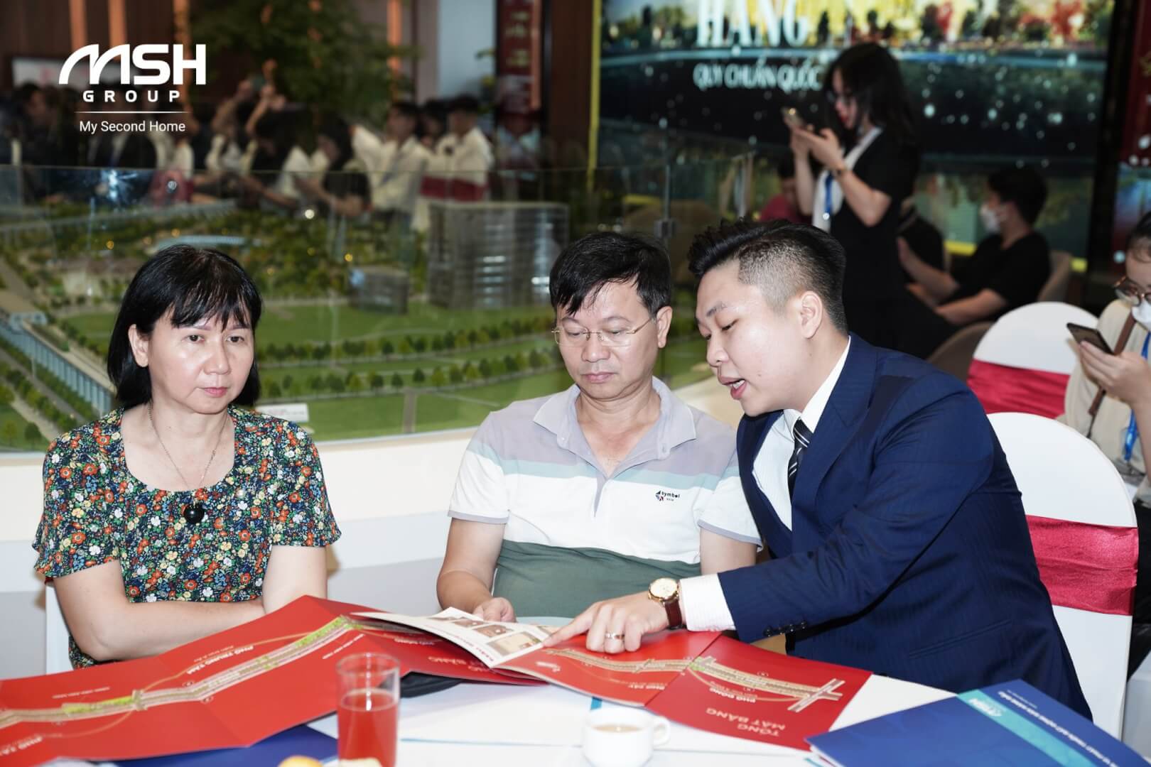 Sáng ngày 03/07, sự kiện Cơ hội sở hữu Shophouse mặt phố - "Gà đẻ trứng vàng" ngay trung tâm thành phố tương lai đã được tổ chức tại Sale Gallery - MIK Group, đối diện số 1 Lê Quang Đạo, Nam Từ Liêm, Hà Nội, thu hút đông đảo khách hàng và nhà đầu tư tham dự. Sôi động giao dịch ngay sau khi công bố bảng hàng Từ lúc "trình làng" đến nay, Imperia Grand Plaza Đức Hòa được giới đầu tư đánh giá là dự án tiềm năng bậc nhất khu vực Long An. Tọa lạc tại vị trí cực hiếm - tuyến đường huyết mạch thuộc thị trấn Hậu Nghĩa, huyện Đức Hòa, tỉnh Long An, Imperia Grand Plaza Đức Hòa sở hữu tiềm năng sinh lời vượt trội và ưu thế đón đầu “cơn khát” bất động sản thương mại đẳng cấp. Với lợi thế trải dài xuyên suốt dọc hai bên đường 3/2 bế thế nhất trung tâm thị trấn Hậu Nghĩa, các căn shophouse tại dự án mở ra cơ hội đầu tư sinh lời hấp dẫn cho khách hàng nhanh nhạy. Những con số ấn tượng tại sự kiện mở bán dự án Imperia Grand Plaza Đức Hòa Lễ mở bán dự án Imperia Grand Plaza Đức Hoà kéo dài trong 3 tiếng đồng hồ với không khí sôi động, náo nhiệt thông qua nhiều tiết mục đặc sắc tạo nên sự bùng nổ nhiều giao dịch. Điều này cũng minh chứng sự lan tỏa và sức nóng dự án tại khu vực Đức Hòa, Long An. Đặc biệt, chỉ trong vòng 2 tiếng sau khi chính thức mở bán, toàn bộ giỏ hàng dự án Imperia Grand Plaza Đức Hòa đã tìm được chủ nhân và hơn 450 tỷ tiền hàng đã được khớp cọc thành công. Với những ưu đãi và quà tặng hấp dẫn, giá bán rất hợp lý cho những căn shophouse trung tâm thành phố Đức Hòa tương lai hiện nay khiến các nhà đầu tư và khách hàng vô cùng hài lòng và "chốt deal" nhanh chóng. Không khí sôi động tại sự kiện mở bán dự án Imperia Grand Plaza Đức Hòa thu hút đông đảo khách hàng và nhà đầu tư tham dự Kết quả trên là câu trả lời ngắn gọn nhưng thuyết phục nhất gửi tới Quý nhà đầu tư về sức nóng khó cưỡng của “siêu phẩm” Imperia Grand Plaza Đức Hòa. Đây cũng là minh chứng khẳng định sự quyết tâm rực lửa của MSH Group trên hành trình chinh phục một “báu vật truyền đời” và tài sản sinh lời không giới hạn cho các nhà đầu tư tại vùng đất Long An. Shophouse "gà đẻ trứng vàng" ngay trung tâm thành phố Đức Hòa tương lai Vị trí chính là lợi thế cạnh tranh của shophouse Imperia Grand Plaza Đức Hòa so với các dự án khác trên địa bàn khi sở hữu tọa độ “vàng” với liên hết vùng hoàn hảo, hứa hẹn sẽ mang đến cho các chủ nhân tương lai và cư dân vùng lân cận một đại lộ vui chơi, giải trí, mua sắm sầm uất bậc nhất Long An. Tọa lạc tại vị trí “vàng” cực hiếm, tuyến đường huyết mạch thuộc thị trấn Hậu Nghĩa, huyện Đức Hòa, tỉnh Long An, Imperia Grand Plaza Đức Hòa sở hữu tiềm năng sinh lời vượt trội và ưu thế đón đầu “cơn khát” bất động sản (BĐS) thương mại đẳng cấp. Với lợi thế trải dài xuyên suốt dọc hai bên đường 3/2 bế thế nhất trung tâm thị trấn Hậu Nghĩa, các căn shophouse tại dự án mở ra cơ hội đầu tư sinh lời hấp dẫn cho khách hàng nhanh nhạy. Đây được xem là sản phẩm nhà phố thương mại đúng nghĩa khi 100% căn shophouse đều nằm trên mặt tiền đường huyết mạch, được quy hoạch chuẩn chỉnh. Một tọa độ giao thương, mua sắm sầm uất đồng bộ ngay tại giao lộ trung tâm, nơi hội tụ đầy đủ những yếu tố mang đến cơ hội khai thác kinh doanh chưa từng có tại đây, kết nối buôn bán và một cuộc sống năng động, đầy hứng khởi. Vị trí “vàng” cực hiếm của dự án Imperia Grand Plaza Đức Hòa Kết nối trực tiếp với dự án trong bán kính 1 km là chuỗi trung tâm hành chính đầu não của huyện Đức Hòa: cách UBND huyện Đức Hòa 300m, các Bệnh viện Xuyên Á 500m, cách trường THPT Hậu Nghĩa 500m, cách sân vận động, nhà thiếu nhi huyện Đức Hòa 50m, cận kề chợ Bàu Trại, Công viên Võ Tấn Đồ, các ngân hàng, trường học… Trong vòng bán kính từ 3 đến 15 km là các KCN Đức Hòa, KCN Xuyên Á, Khu du lịch sinh thái Cát Tường Phú Sinh, làng cổ Phước Lộc Thọ, chùa Linh Sơn… luôn có một lượng công nhân, chuyên gia làm việc hay khách du lịch đến tham quan rất đông. Đây là đối tượng khách hàng tiềm năng sẽ mua sắm, giải trí tại đại lộ thương mại trong tương lai. Việc sở hữu một liên kết vùng hoàn hảo sẽ thúc đẩy sự phát triển nói chung của Imperia Grand Plaza Đức Hòa, mang đến sự thuận tiện cho cư dân và khách hàng đến mua sắm, vui chơi, giải trí tại đây. Đó cũng chính là tiềm năng sinh lời đáng mơ ước mà các nhà đầu tư hướng đến. Bên cạnh đó, hiện nay thị trường BĐS Long An đã và đang là điểm đến lý tưởng của các nhà đầu tư. Sôi động nhất là khu vực tiếp giáp với TP.HCM như huyện Đức Hòa. Năm 2021, khi Long An trở thành điểm đến thu hút vốn FDI mạnh mẽ thì huyện Đức Hòa chính là đơn vị đầu tàu trong nền kinh tế của tỉnh. Bởi vậy, quá trình đưa huyện Đức Hòa lên thành phố trực thuộc tỉnh Long An (đô thị loại III) như một lẽ tất yếu. Đó cũng là một tín hiệu tích cực giúp thêm đà bứt phá đối với thị trường BĐS tại đây. Bởi rõ ràng khi lên thành phố thì huyện Đức Hòa sẽ còn nhiều dư địa để phát triển hơn nữa. Tuy nhiên, ngay thời điểm này, nơi đây đã và đang chứng kiến sự thay đổi mạnh mẽ khi một loạt các dự án nâng cấp, phát triển cơ sở hạ tầng “khủng” được đầu tư. Hiện tỉnh Long An đang hoàn tất hồ sơ để đến quý II-2022 sẽ khởi công 5 dự án giao thông kết nối TP.HCM và liên vùng. Tổng kinh phí xây dựng khoảng 1.600 tỷ đồng. Nhờ các tuyến đường mạch máu này, từ Imperia Grand Plaza Đức Hòa chỉ mất khoảng 45 phút để di chuyển về trung tâm TP.HCM. Song song đó, vị trí dự án cũng đóng vai trò đón đầu nhiều dự án phát triển hạ tầng liên kết vùng giữa TP.HCM với các thủ phủ công nghiệp phía Tây đang thành hình. Theo nhận định của giới chuyên gia, thời gian tới, huyện Đức Hòa và tỉnh Long An sẽ có sức bật phát triển kinh tế vượt trội. Thị trường BĐS sẽ được hưởng lợi, có cơ hội bứt phá mạnh mẽ, thu hút nhiều dự án quy mô xứng tầm trong khu vực. Sở hữu nhiều ưu thế vượt trội cùng số lượng 426 suất đầu tư giới hạn chắc chắn sẽ mang lại sự khan hiếm và khẳng định giá trị lâu dài của các sản phẩm shophouse Imperia Grand Plaza Đức Hòa tại thành phố tương lai. Một số hình ảnh tại sự kiện: