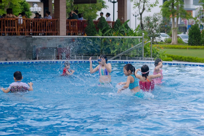 Bể bơi tại dự án