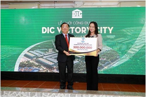 Tại lễ khởi công, chương trình "DIC Vững chắc tương lai" đã trao tặng 500 triệu đồng cho Ủy ban Mặt trận Tổ quốc Việt Nam tỉnh Hậu Giang.