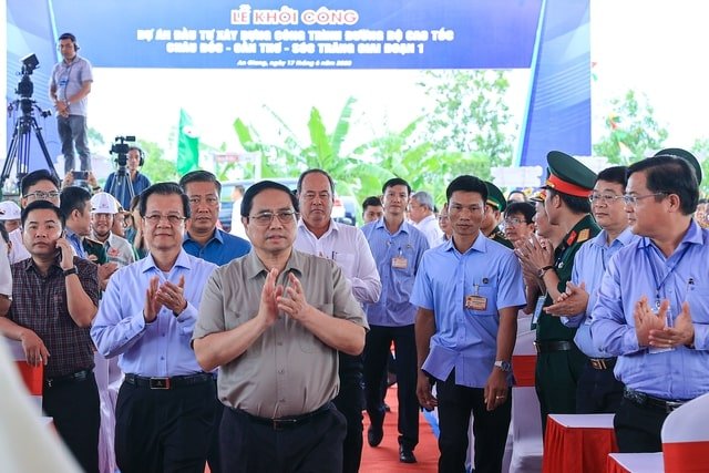 Thủ tướng Phạm Minh Chính vui mừng cùng quý vị đại biểu và bà con nhân dân tham dự và chứng kiến lễ khởi công đồng loạt 4 dự án thành phần thuộc Dự án xây dựng công trình đường bộ cao tốc Châu Đốc - Cần Thơ - Sóc Trăng giai đoạn 1