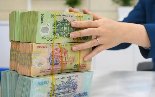 Ngân hàng giảm đồng loạt lãi suất tiết kiệm, dòng tiền sẽ đổ về đâu?