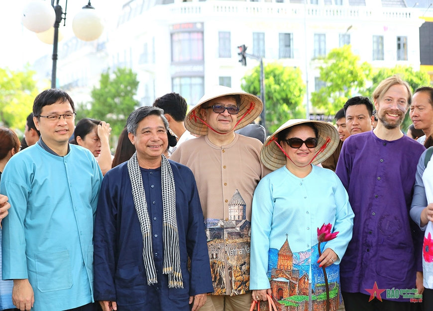 Du khách nước ngoài thích thú khi mặc trên mình chiếc áo bà ba - trang phục mang đậm nét văn hóa của người Việt Nam. Sự kiện được tỉnh Hậu Giang tổ chức lần đầu tiên. Đây là hoạt động ngoài tôn vinh chiếc áo truyền thống, nhắc nhở, bảo tồn và phát huy những giá trị văn hóa đậm đà bản sắc dân tộc trong quá trình hội nhập hiện nay.