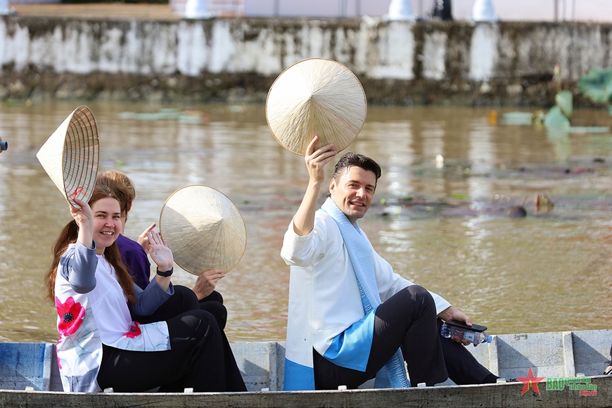 Du khách quốc tế tham gia diễu hành áo bà ba trên sông.