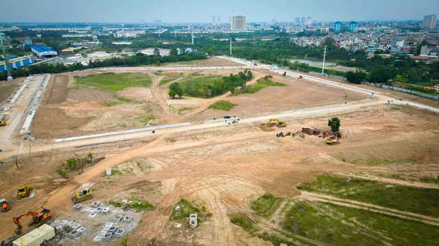 Lumi Hanoi tích hợp hơn 80 tiện ích cho cư dân ở mọi độ tuổi, bao gồm 15 sân thể thao và nhiều hồ bơi. Bên cạnh đó, dự án có công viên trung tâm, cầu đi bộ trên không, có đồi và ao hồ nhấp nhô.