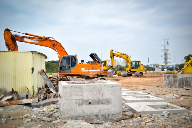 Tuy mới tiếp nhận dự án nhưng CapitaLand Development (CLD) đã tập trung nhiều máy móc, nhân công về đây.