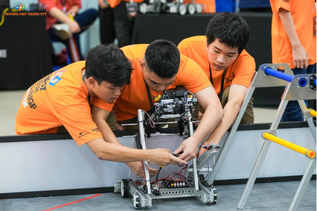 Học sinh THPT FPT Hà Nội tham gia một cuộc thi Robotics
