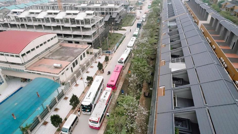 Đoàn xe nối dài chở đoàn khách trải nghiệm tắm khoáng